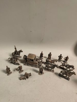 tout un tas de petits soldats en plastique posés sur la table