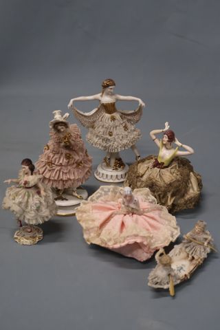 Lot : quatre sujets en porcelaine Allemande et dentelle de porcel...