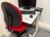 un bureau équipé d'un ordinateur, d'un clavier, d'une souris et d'un écran