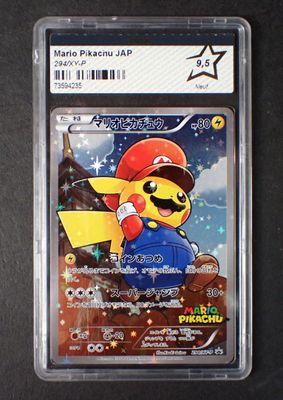 gros plan d'une carte à collectionner pokemon sur une table