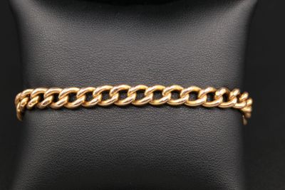 un bracelet en chaîne d'or sur un mannequin, un mannequin, un mannequin, un mannequin, un mannequin, un mannequin, un mannequin, un mannequin, un mannequin, un mannequin, un mannequin, un mannequin, un mannequin, un mannequin, un mannequin, un mannequin, un mannequin, un mannequin, un mannequin, un mannequin, un mannequin, un mannequin, un mannequin, un mannequin, un mannequin, un mannequin, un mannequin, un mannequin, un mannequin, un mannequin, un mannequin, un mannequin