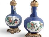 une paire de vases bleus et blancs ornés de fleurs et d'oiseaux