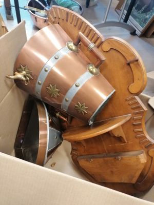 Fontaine en cuivre décor d'étoiles, sur support en bois.