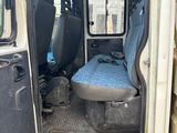 une photo de l'intérieur d'une camionnette dont la porte est ouverte