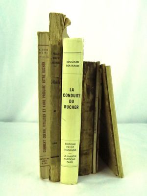plusieurs vieux livres sont empilés sur une table