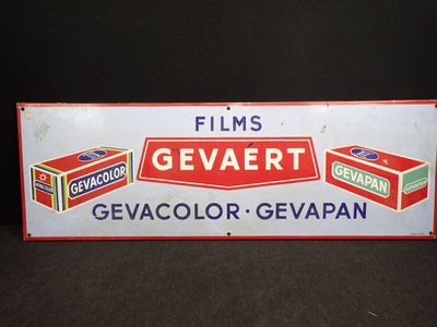 une vieille enseigne métallique faisant la promotion de Gevart, Gevacolor et Gevapan