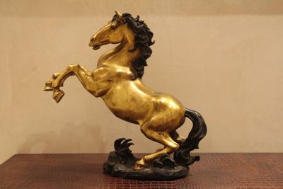 une statue représentant un cheval debout sur ses pattes arrière
