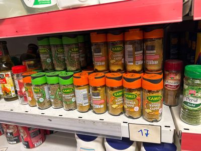 de nombreux bocaux de conserve sur une étagère dans un magasin