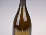 une vieille bouteille de champagne sur fond blanc