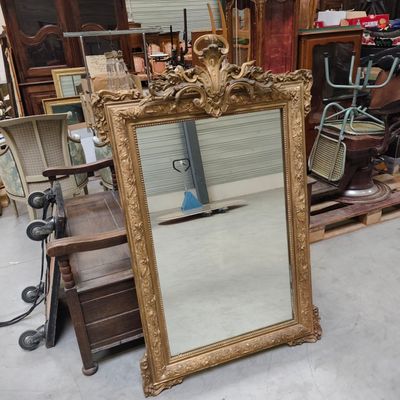 a mirror that is sitting on the floor in a room