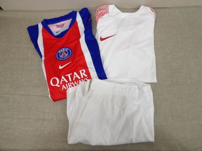 une chemise et un short posés sur un canapé, à côté d'un oreiller