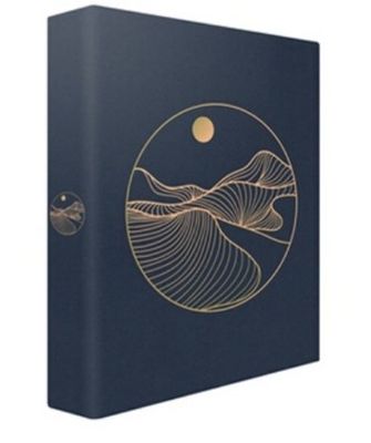 un livre bleu orné d'un dessin au trait doré représentant des montagnes et une lune