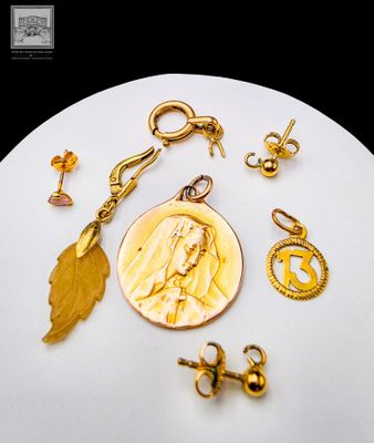 une pièce d'or avec l'image d'une femme dessus