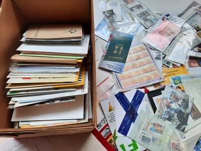 une boîte remplie de nombreux types de papiers différents