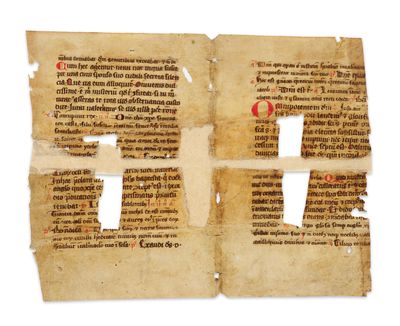 un gros plan sur un morceau de papier sur lequel figure une croix