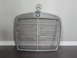 un logo Mercedes sur la calandre d'une voiture