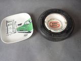une petite assiette sur laquelle est représentée une voiture et une petite assiette sur laquelle est représentée une voiture