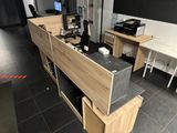 un bureau équipé d'un ordinateur et d'une imprimante