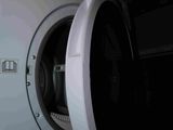 un gros plan de l'intérieur d'une machine à laver