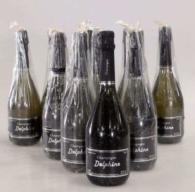 six bouteilles de vin emballées dans du plastique, posées sur une table