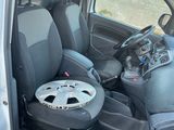 une voiture équipée d'un haut-parleur à l'arrière