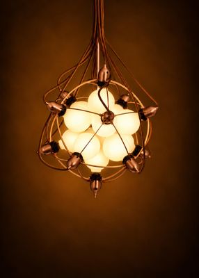 un gros plan d'une lampe suspendue à un luminaire de plafond