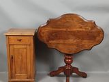 une vieille table en bois avec une petite armoire à côté