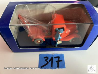 une boîte contenant un camion jouet, posée sur une table