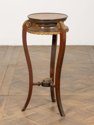 une photo d'une table d'appoint posée sur un parquet