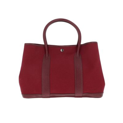 un sac fourre-tout rouge sur fond blanc