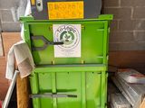 une machine verte qui se trouve dans un garage