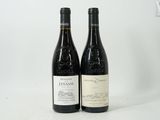 deux bouteilles de vin posées l'une à côté de l'autre sur une table