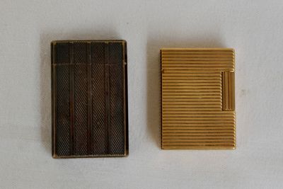 deux briquets posés l'un à côté de l'autre sur une surface blanche