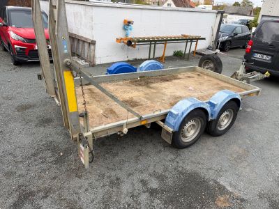 a trailer that is parked in a parking lot