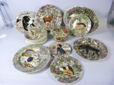 une multitude d'assiettes ornées d'animaux posées sur une table