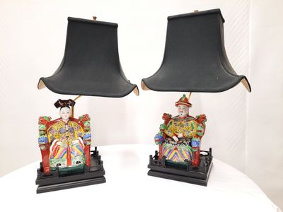 deux lampes posées sur une table