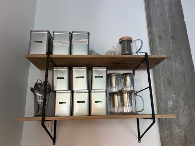 une étagère sur laquelle sont posées quelques tasses et quelques récipients