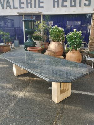 une table posée au milieu d'un parking