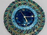 une horloge accrochée au mur de la pièce