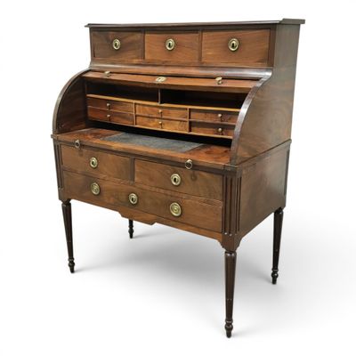 un vieux bureau en bois avec des tiroirs et des tiroirs sur le dessus