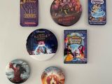 beaucoup de badges représentant des films Disney accrochés au mur