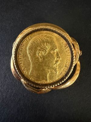 gros plan d'une pièce d'or portant un visage de femme