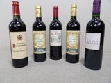 quatre bouteilles de vin sont alignées sur une table