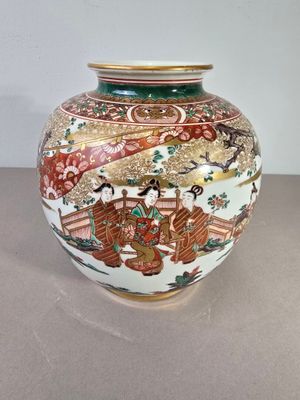 JAPON Vase boule en porcelaine polychrome et rehauts dorés à…