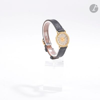 une photo d'une montre-bracelet pour femme posée sur une surface claire