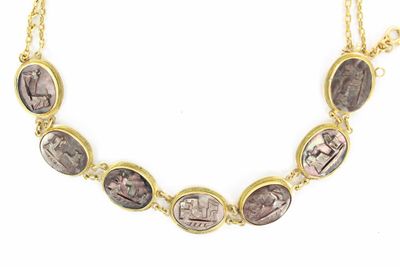 gros plan d'un collier sur fond blanc