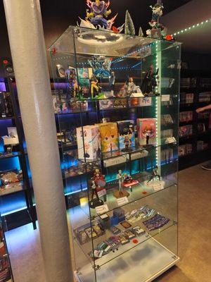 une vitrine en verre contenant de nombreux jouets