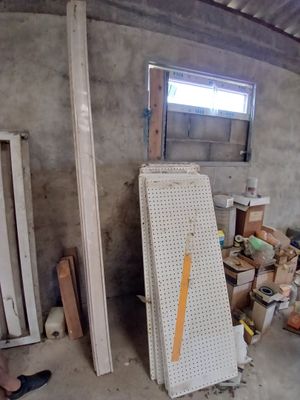une photo d'une pièce où il y a beaucoup d'objets