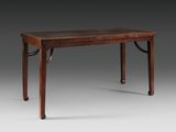 une petite table avec un plateau en bois et des pieds en métal