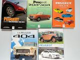 plusieurs livres posés sur une table, avec une voiture et une autre voiture devant eux